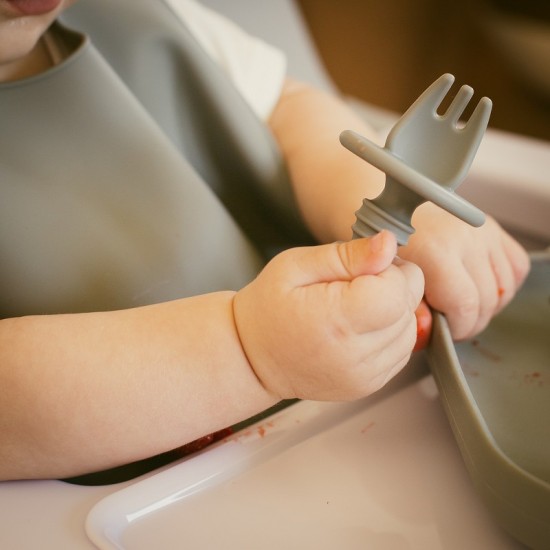 Interbaby Εκπαιδευτικό Σετ Κουτάλι- Πιρούνι Σιλικόνης – Αντιπνικτικά Petrol Grey